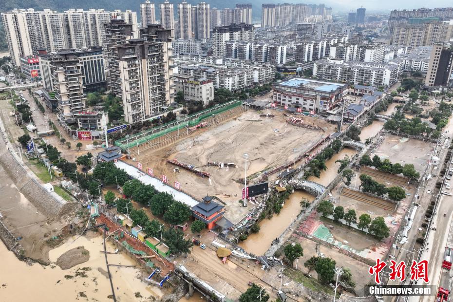Limpeza e reparos avançam após enchente em Guizhou