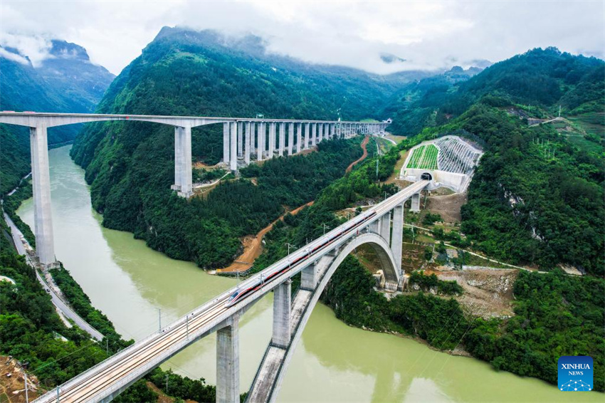 Importante ligação ferroviária de alta velocidade é inaugurada no sudoeste da China