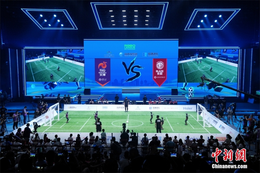 Equipe Vulcan da Universidade de Tsinghua vence primeira partida nacional de futebol de robôs com IA 3x3