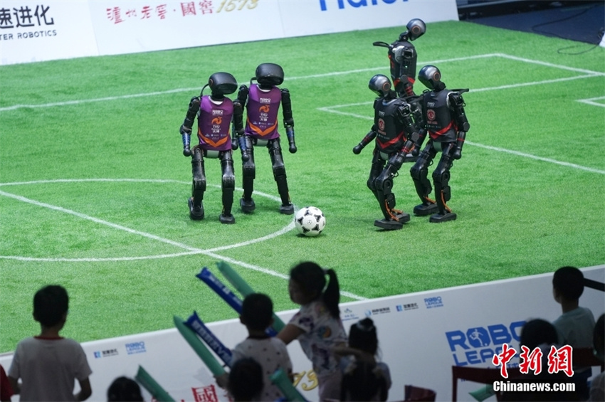 Equipe Vulcan da Universidade de Tsinghua vence primeira partida nacional de futebol de robôs com IA 3x3
