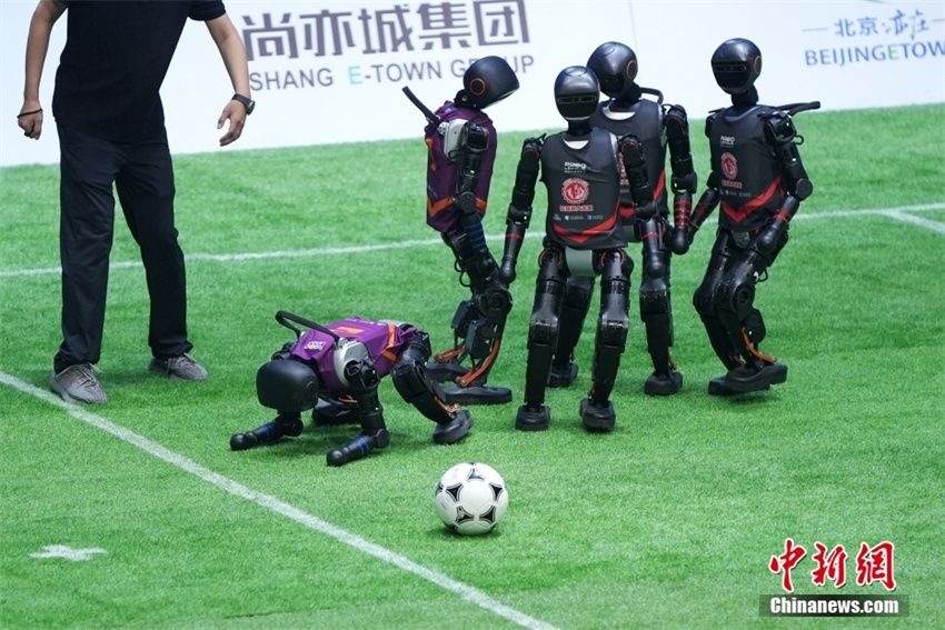 Equipe Vulcan da Universidade de Tsinghua vence primeira partida nacional de futebol de robôs com IA 3x3