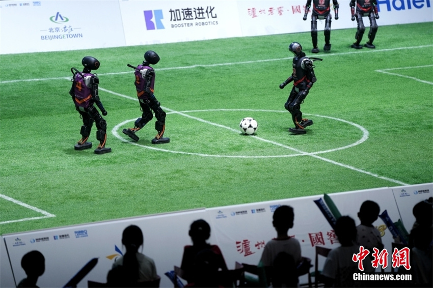 Equipe Vulcan da Universidade de Tsinghua vence primeira partida nacional de futebol de robôs com IA 3x3