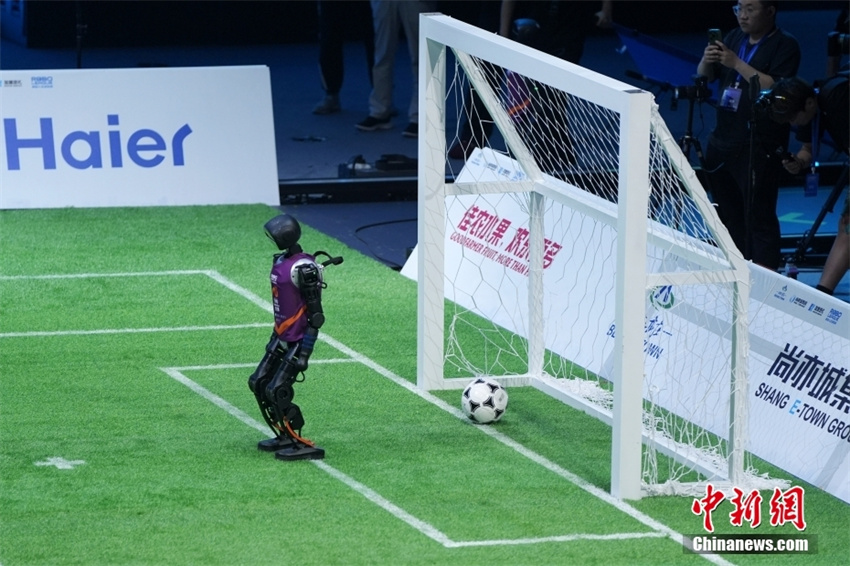 Equipe Vulcan da Universidade de Tsinghua vence primeira partida nacional de futebol de robôs com IA 3x3