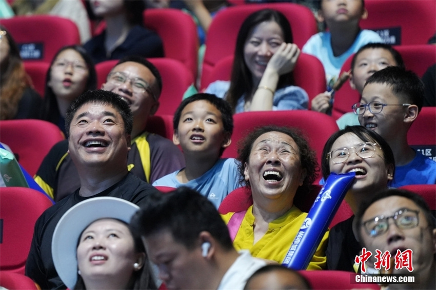 Equipe Vulcan da Universidade de Tsinghua vence primeira partida nacional de futebol de robôs com IA 3x3