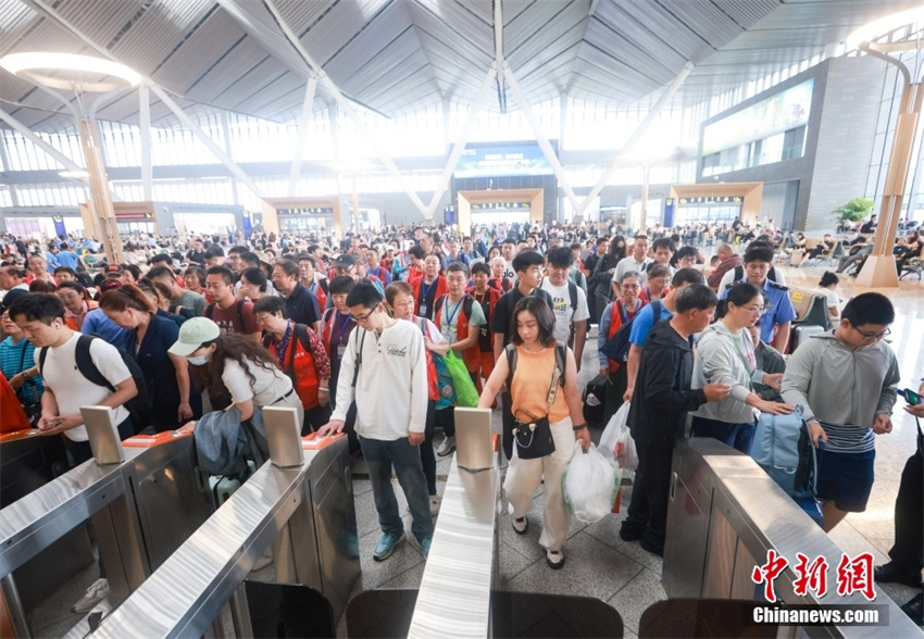 Transporte ferroviário chinês de verão inicia com estimativa de 953 milhões de passageiros