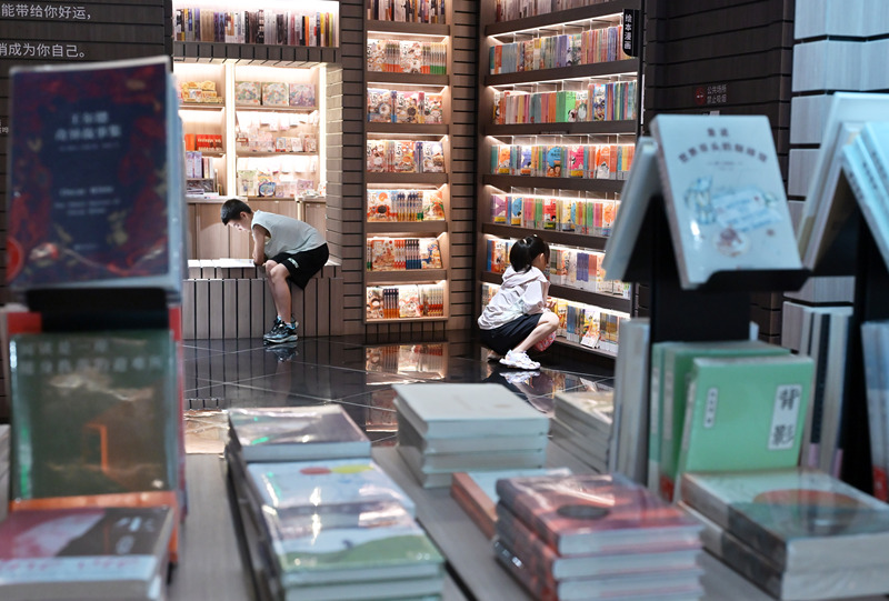 Shijiazhuang: crianças chinesas leem livros em livraria para passar as férias de verão
