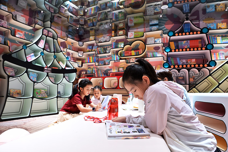 Shijiazhuang: crianças chinesas leem livros em livraria para passar as férias de verão