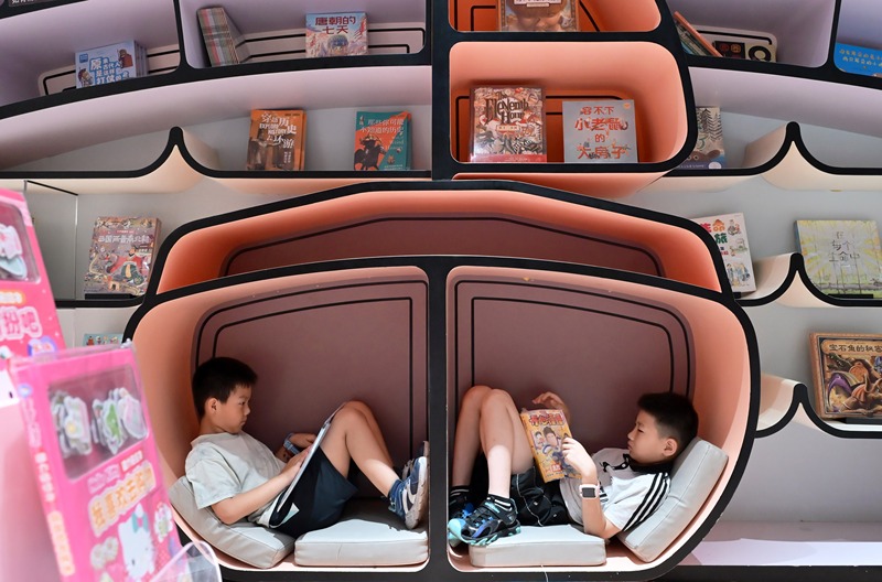 Shijiazhuang: crianças chinesas leem livros em livraria para passar as férias de verão