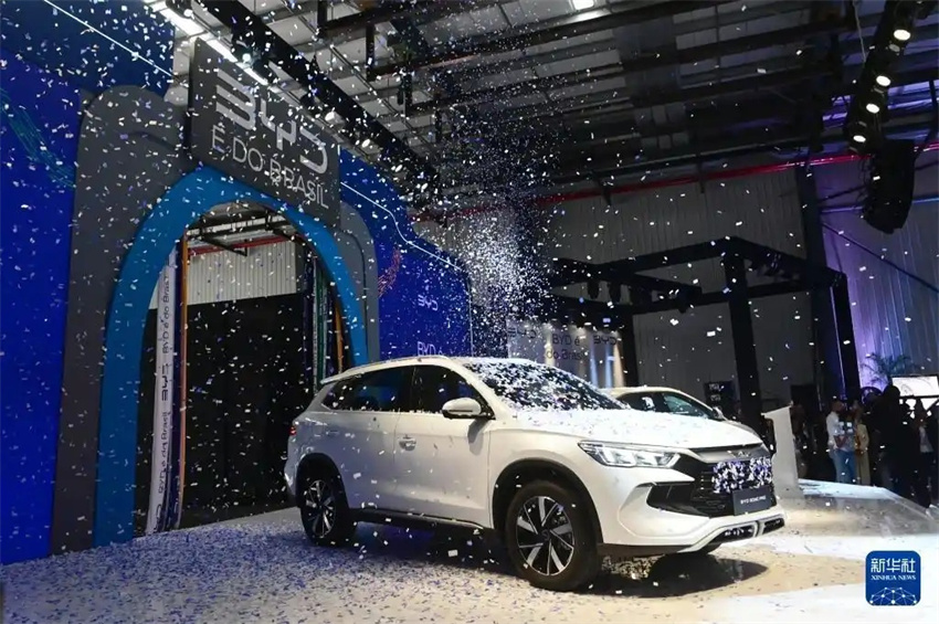 Primeiro carro sai da linha de produção da fábrica da BYD no Brasil