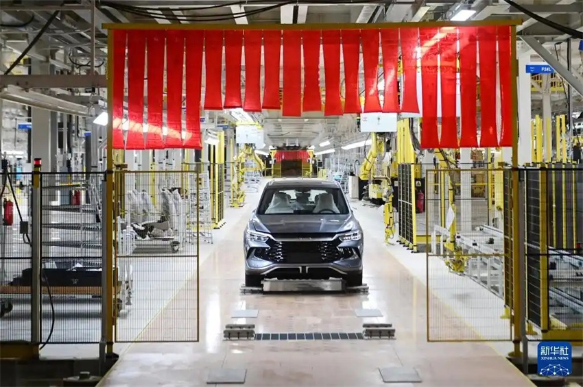 Primeiro carro sai da linha de produção da fábrica da BYD no Brasil