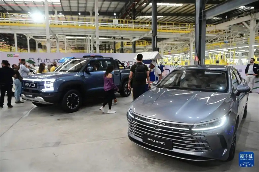 Primeiro carro sai da linha de produção da fábrica da BYD no Brasil