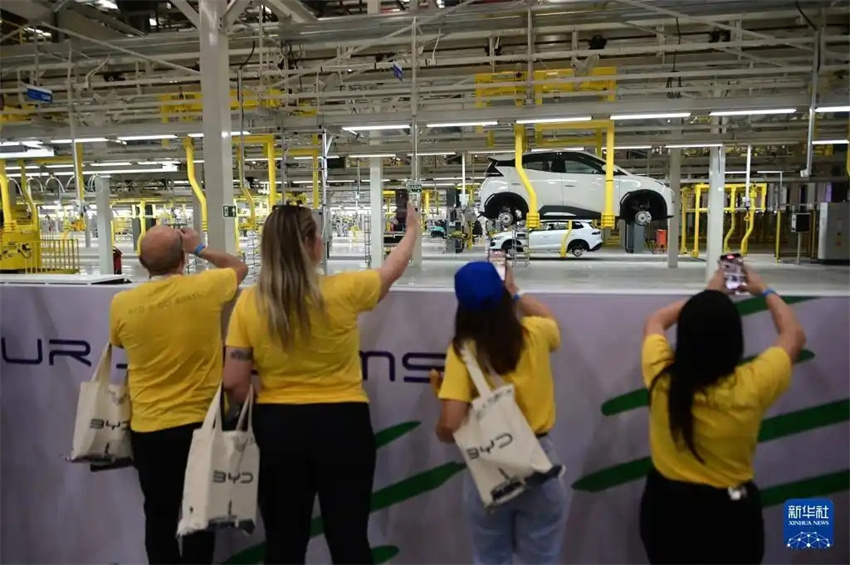 Primeiro carro sai da linha de produção da fábrica da BYD no Brasil