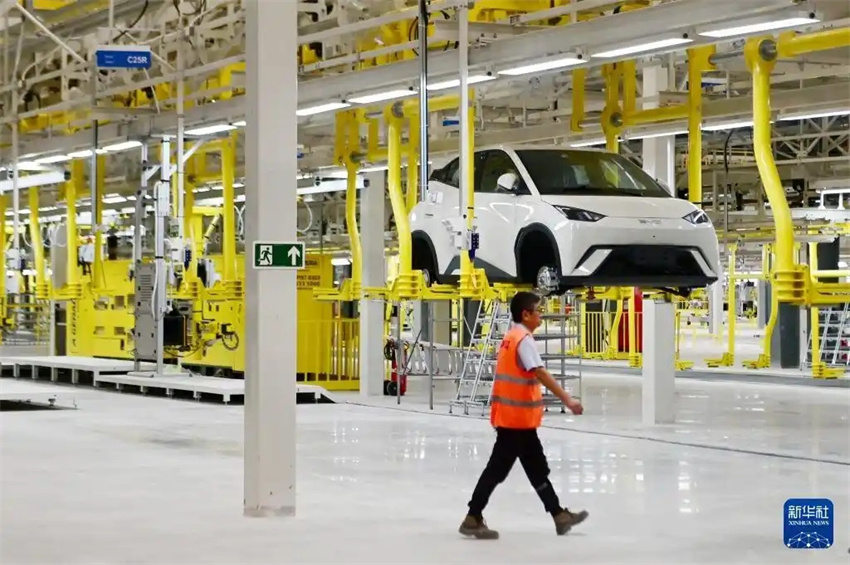 Primeiro carro sai da linha de produção da fábrica da BYD no Brasil