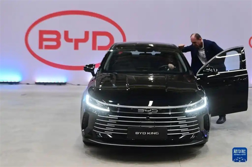 Primeiro carro sai da linha de produção da fábrica da BYD no Brasil