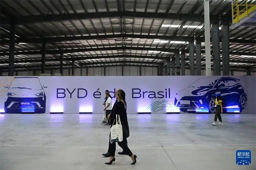 Primeiro carro sai da linha de produção da fábrica da BYD no Brasil