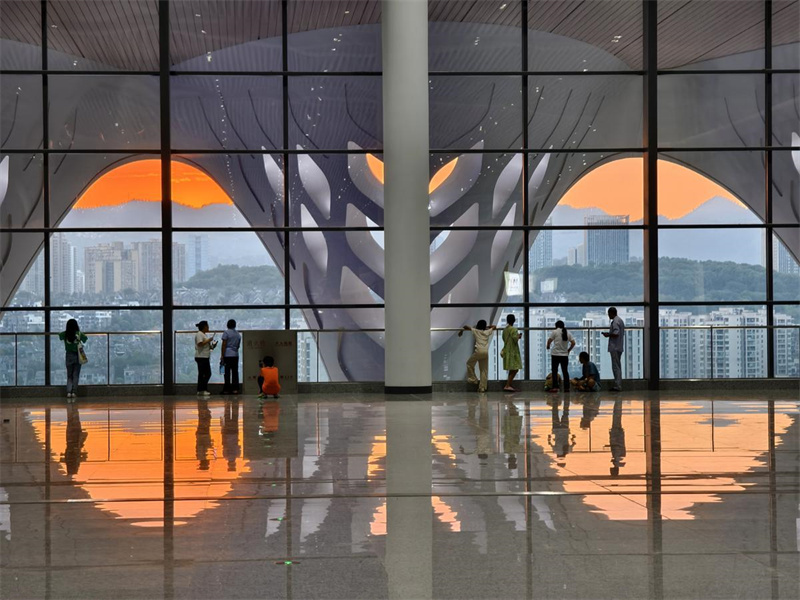 Estação Ferroviária de Chongqing inaugura mirante panorâmico