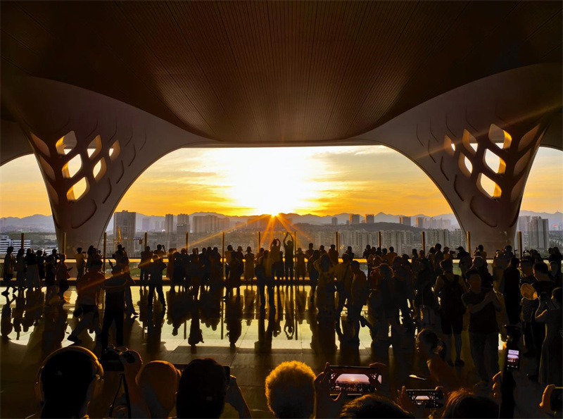 Estação Ferroviária de Chongqing inaugura mirante panorâmico