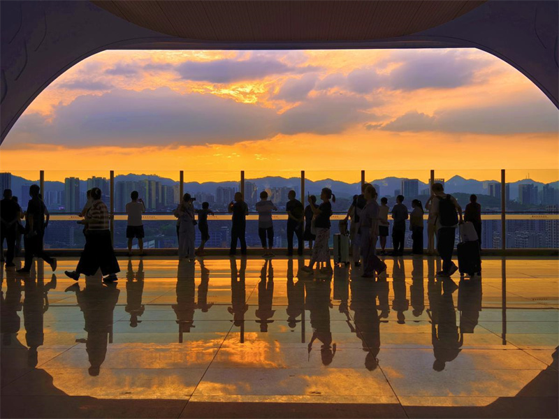 Estação Ferroviária de Chongqing inaugura mirante panorâmico