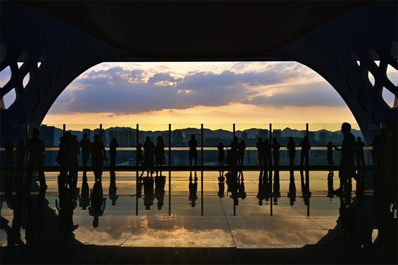 Estação Ferroviária de Chongqing inaugura mirante panorâmico