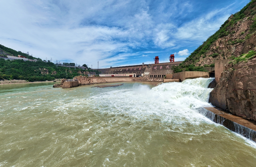 Centro de Conservação de Água de Sanmenxia abre comportas para regular água e areia no Rio Amarelo