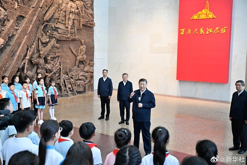 Xi Jinping presta homenagem a mártires da guerra de resistência contra agressão japonesa