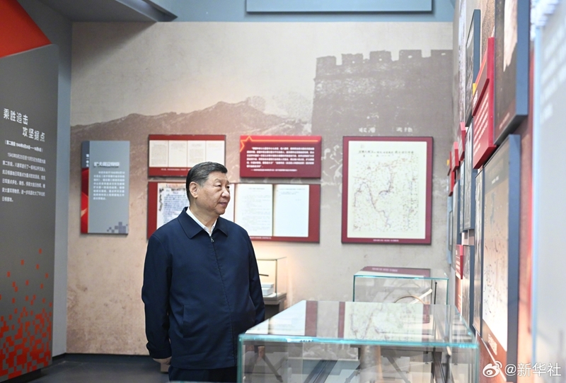 Xi Jinping presta homenagem a mártires da guerra de resistência contra agressão japonesa