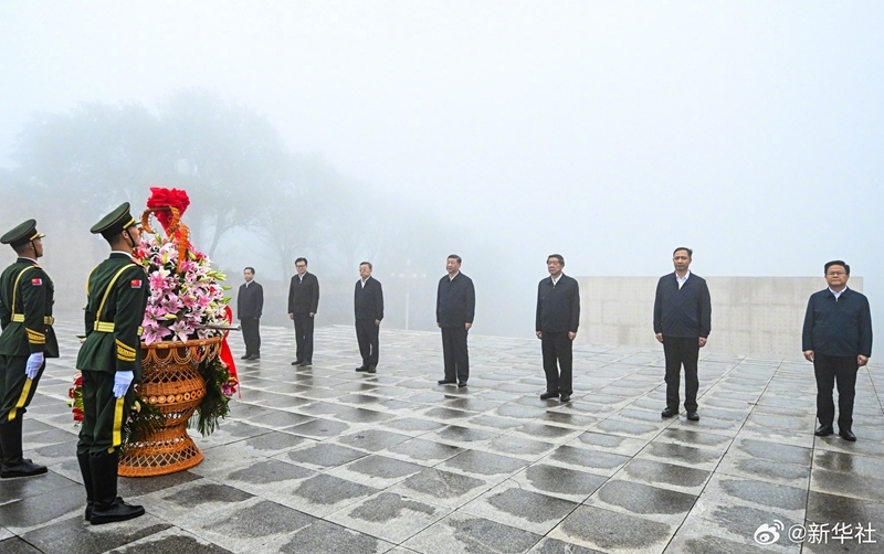Xi Jinping presta homenagem a mártires da guerra de resistência contra agressão japonesa