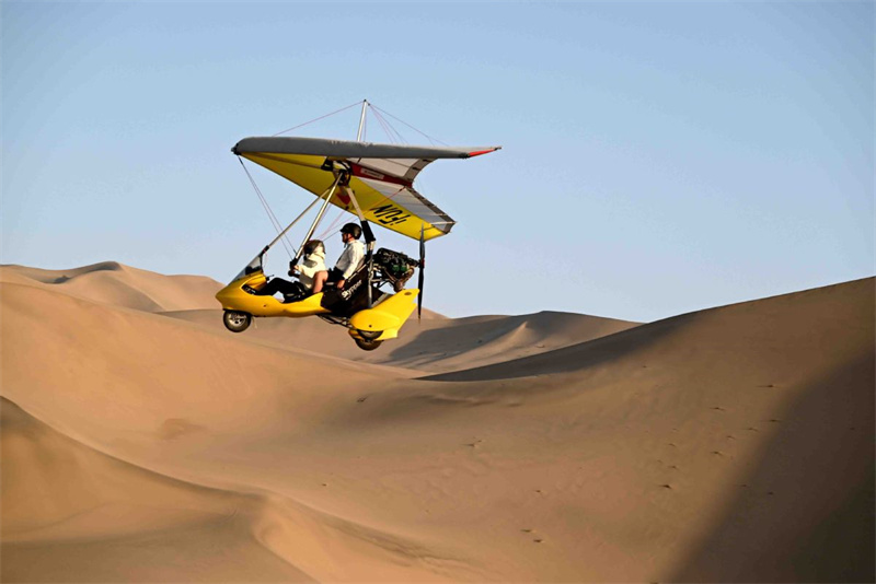 Gansu: Dunhuang aposta em economia de baixa altitude e paisagem desértica para estimular turismo