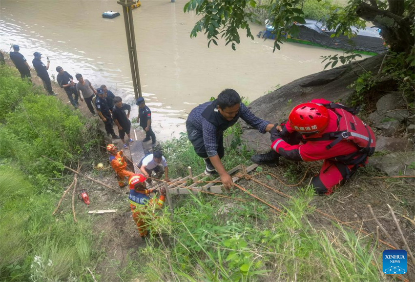 Equipes de resgate retiram pessoas isoladas do local de um deslizamento de terra na área do Porto de Gyirong, no município de Gyirong, em Xigaze, Região Autônoma de Xizang, sudoeste da China, em 8 de julho de 2025. (Foto: Xu Dafu/Xinhua)
