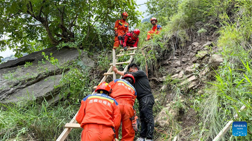Esforços de resgate em andamento após deslizamento de terra em porto na fronteira entre China e Nepal