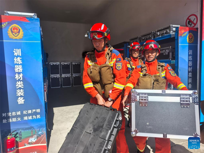 Esforços de resgate em andamento após deslizamento de terra em porto na fronteira entre China e Nepal