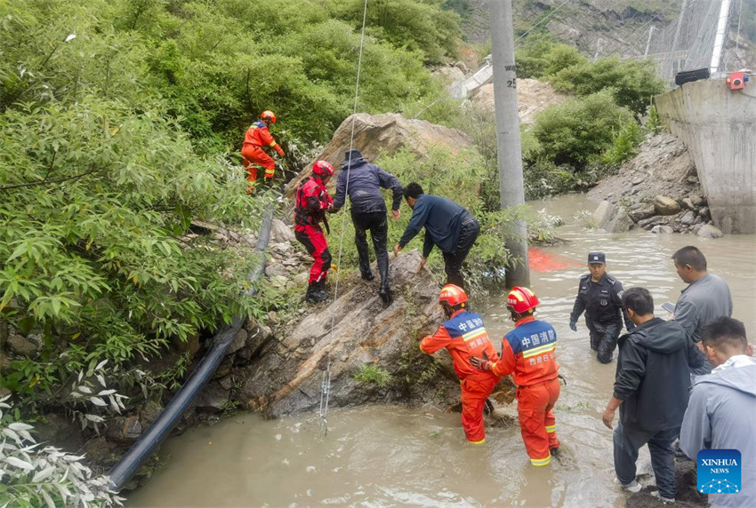 Esforços de resgate em andamento após deslizamento de terra em porto na fronteira entre China e Nepal