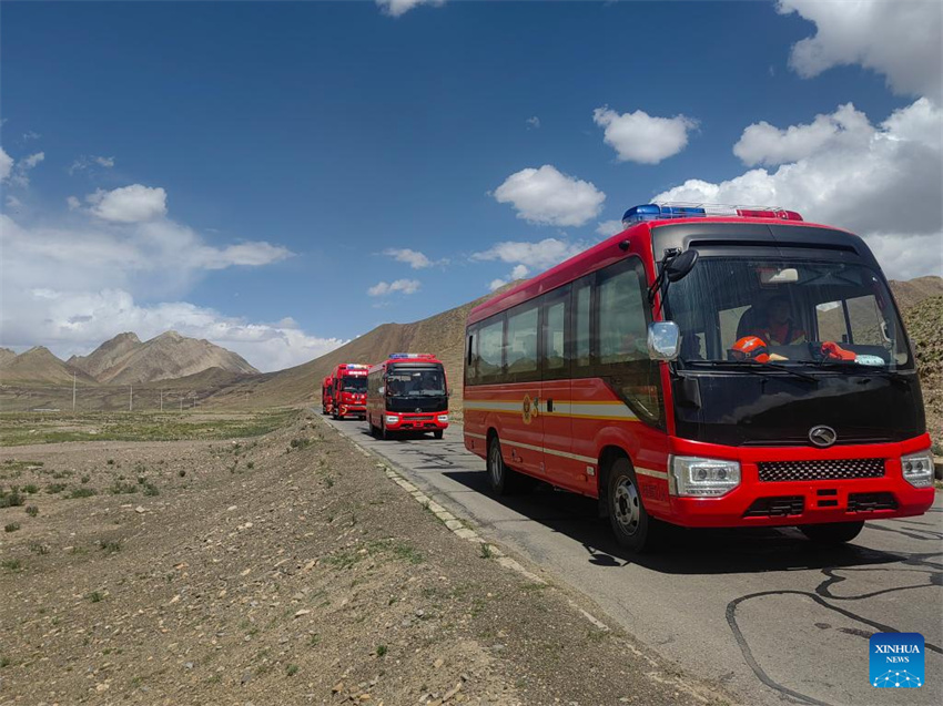 Esforços de resgate em andamento após deslizamento de terra em porto na fronteira entre China e Nepal