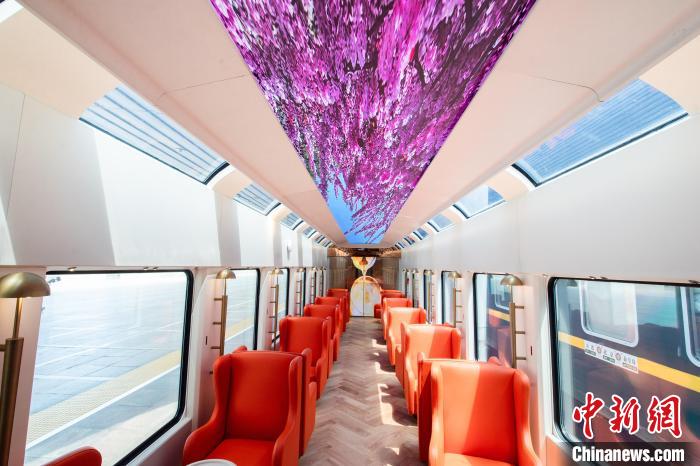 Primeiro trem turístico da região de Beijing-Tianjin-Hebei entra em operação