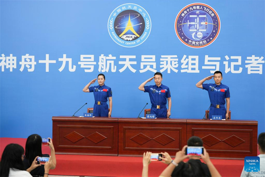 Astronautas da Shenzhou-19 se encontram com a imprensa após retornarem do espaço
