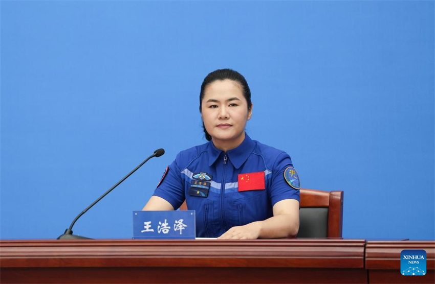 Astronautas da Shenzhou-19 se encontram com a imprensa após retornarem do espaço