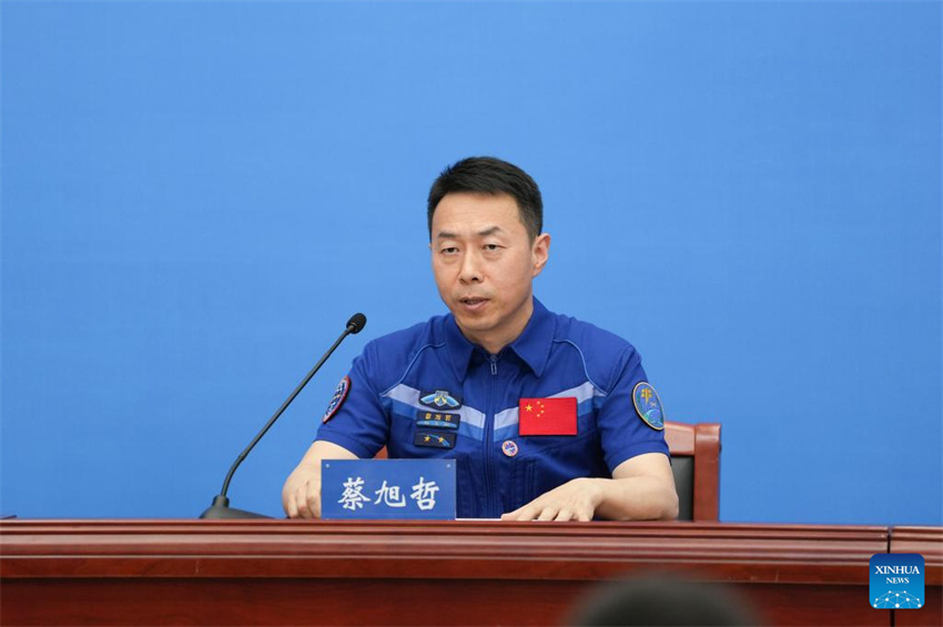 Astronautas da Shenzhou-19 se encontram com a imprensa após retornarem do espaço
