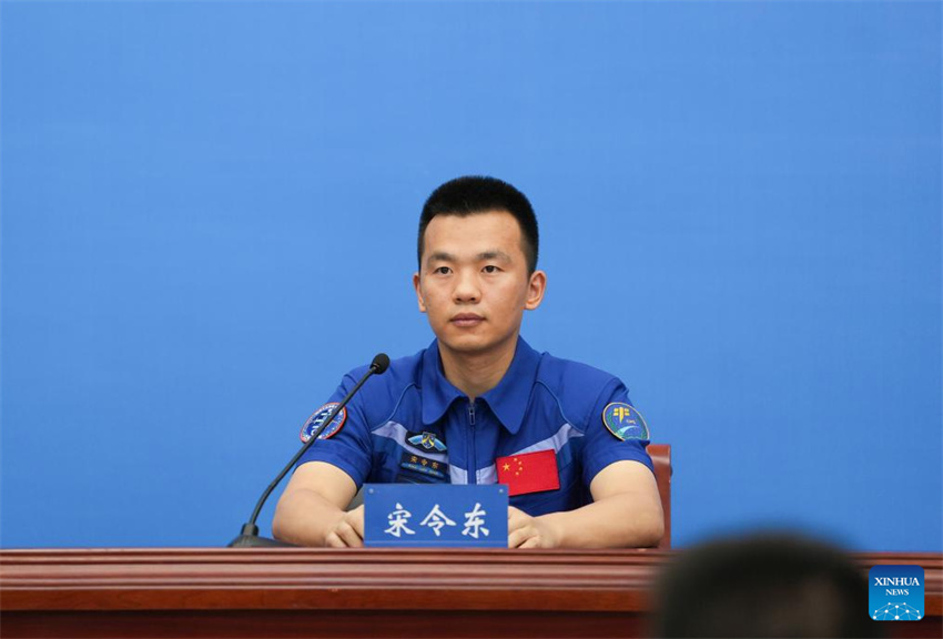 Astronautas da Shenzhou-19 se encontram com a imprensa após retornarem do espaço