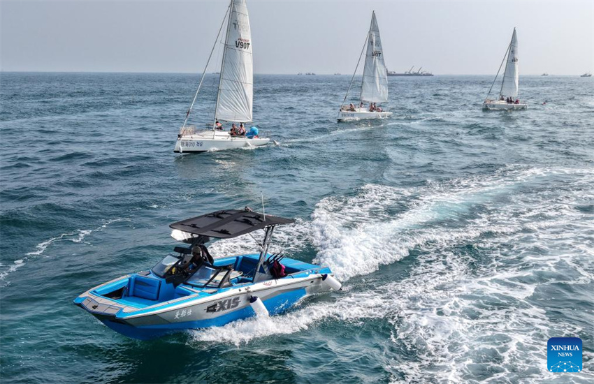 Iate e veleiros participaram de um evento de cruzeiro marítimo na área da Baía de Laolong, em Qingdao, província de Shandong, no leste da China, em 10 de julho de 2025. (Foto: Li Ziheng/Xinhua)