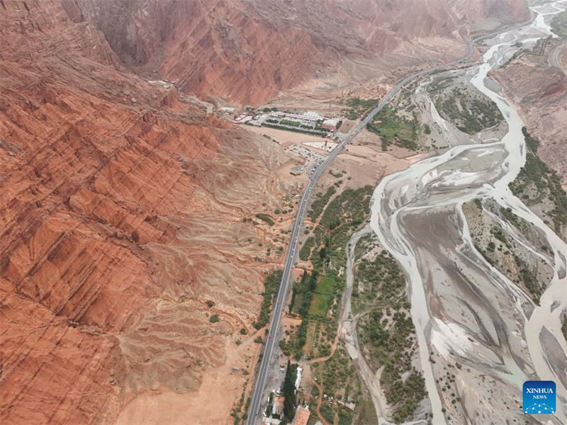 Rodovia Dushanzi-Kuqa de Xinjiang registra boom de turismo no verão