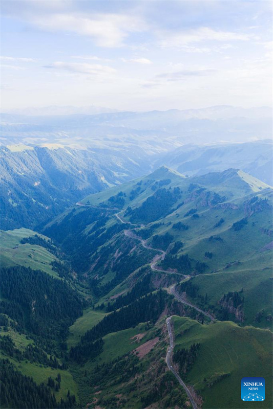 Rodovia Dushanzi-Kuqa de Xinjiang registra boom de turismo no verão