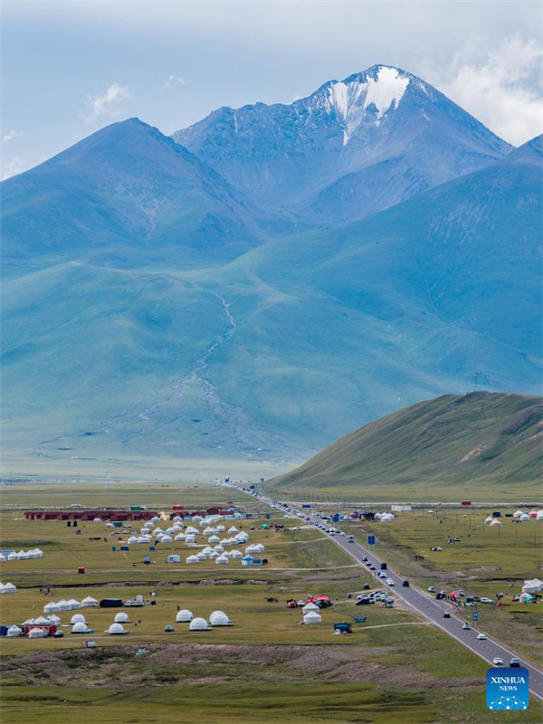 Rodovia Dushanzi-Kuqa de Xinjiang registra boom de turismo no verão