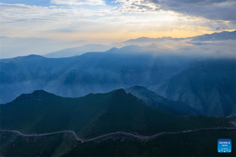 Rodovia Dushanzi-Kuqa de Xinjiang registra boom de turismo no verão