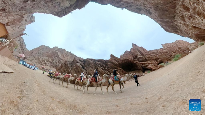 Rodovia Dushanzi-Kuqa de Xinjiang registra boom de turismo no verão
