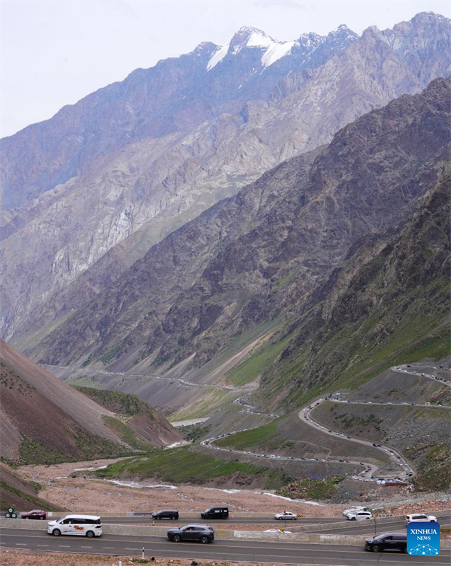 Rodovia Dushanzi-Kuqa de Xinjiang registra boom de turismo no verão