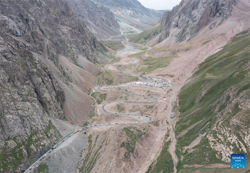 Rodovia Dushanzi-Kuqa de Xinjiang registra boom de turismo no verão