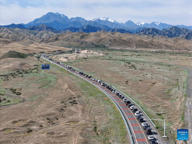 Rodovia Dushanzi-Kuqa de Xinjiang registra boom de turismo no verão