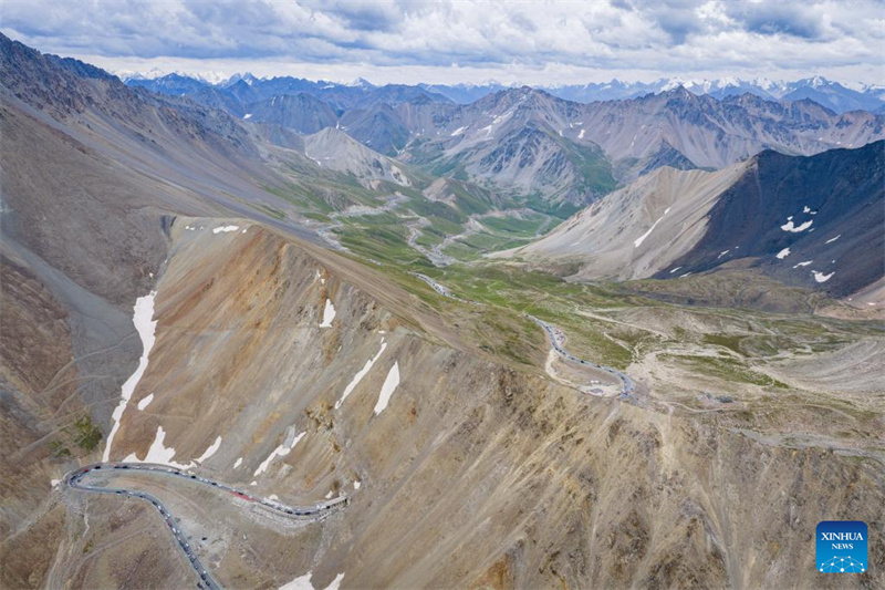 Rodovia Dushanzi-Kuqa de Xinjiang registra boom de turismo no verão