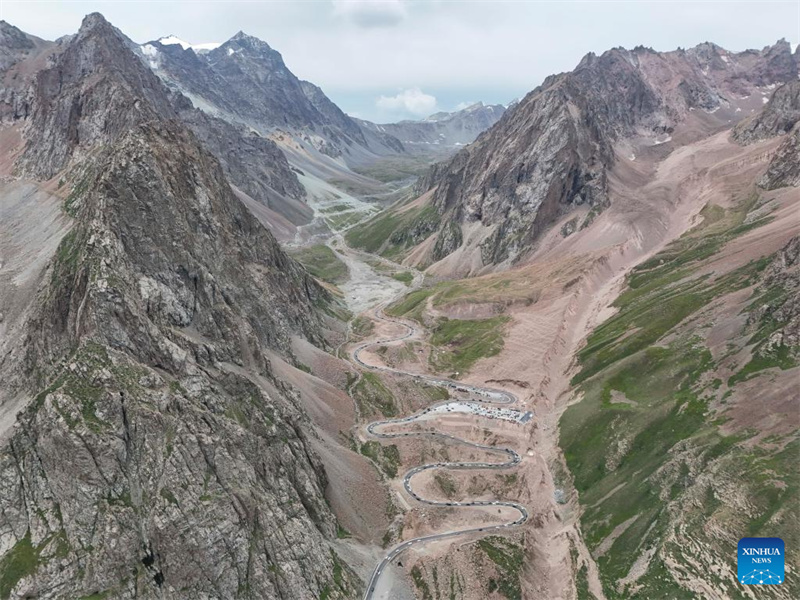 Rodovia Dushanzi-Kuqa de Xinjiang registra boom de turismo no verão