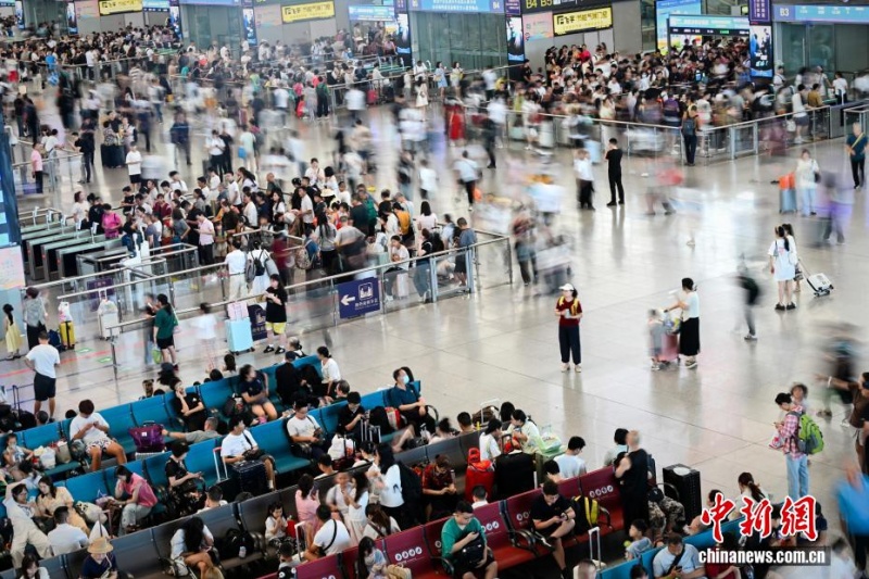 Tráfego ferroviário de passageiros na China atinge mais de 300 milhões durante temporada de verão